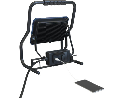 Arbeitsleuchte mit integrierter Steckdose und USB-Anschluss zum Aufladen von Mobilgeräten