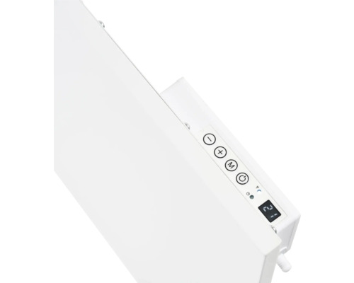 Gros plan d''un chauffage infrarouge blanc avec commandes et affichage numérique