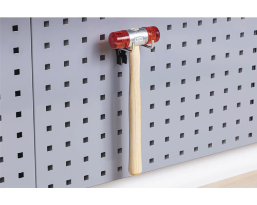 Schonhammer mit Holzgriff an Lochwand