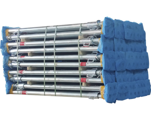 Stapel verzinkter Baustützen auf einer Palette