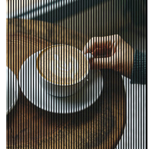 Tasse de cappuccino sur une table en bois avec une main tenant la tasse