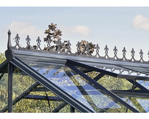 Detailansicht eines Gewächshauses mit Zierelementen auf dem Dach