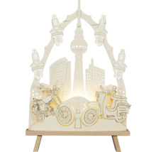 Dekorative Holzleuchte mit Berlin-Motiv, bestehend aus Fernsehturm, Gebäuden, Motorrollern und Zündkerzen auf einem Holzsockel