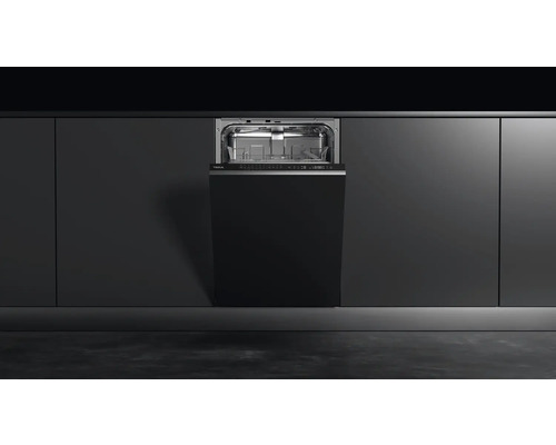 Integrierter Geschirrspüler in einer Küchenzeile mit offener Tür.