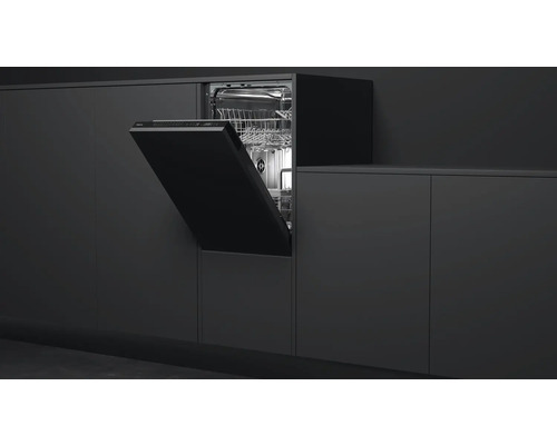Einbaugeschirrspüler mit geöffneter Tür in einer modernen Küche.