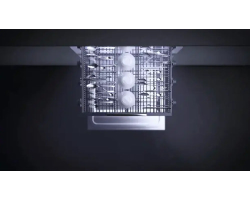 Lave-vaisselle avec couverts et vaisselle à l''intérieur