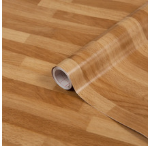 Film décoratif autocollant aspect bois sur un rouleau