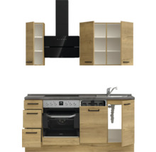 Cuisine complète avec hotte aspirante, évier, cuisinière et armoires aspect bois.