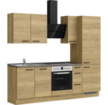 Cuisine équipée avec évier, cuisinière, four, hotte aspirante et armoires décor bois