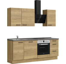 Cuisine équipée avec évier, cuisinière, hotte aspirante et armoires en aspect bois