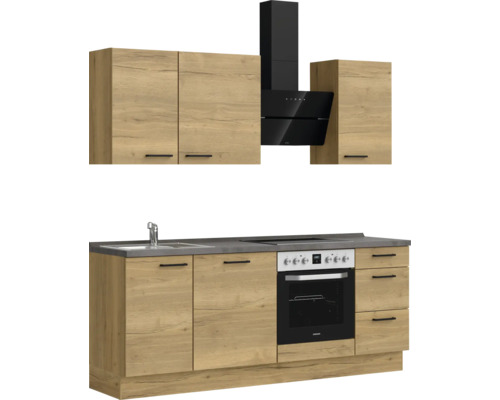 Cuisine équipée avec évier, cuisinière, hotte aspirante et armoires en aspect bois