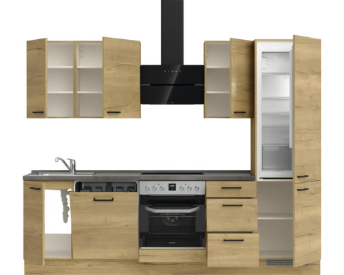 Cuisine complète avec évier, cuisinière, hotte aspirante, réfrigérateur-congélateur et armoires de cuisine au design bois.