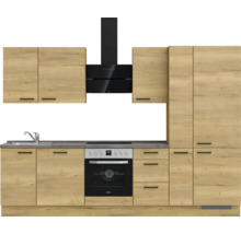 Cuisine équipée avec évier, cuisinière, four, hotte aspirante et armoires aspect bois