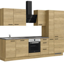 Cuisine équipée avec évier, cuisinière, four, hotte aspirante et armoires suspendues en décor bois