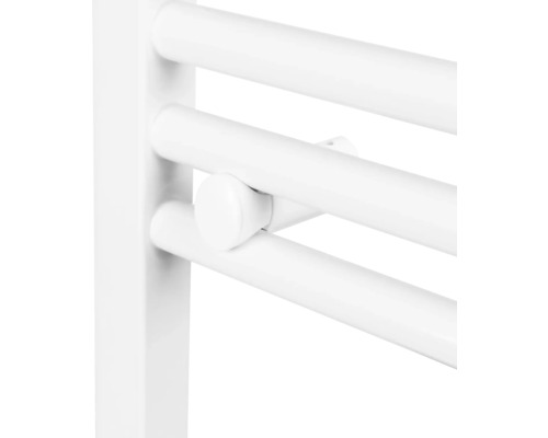 Vue détaillée d''un sèche-serviettes blanc avec des tubes chauffants horizontaux