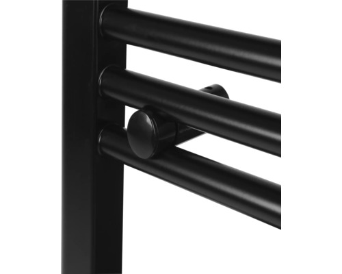 Detailaufnahme eines Handtuchwärmers mit runden Rohren