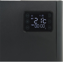 Vue détaillée d''une commande électronique pour un chauffage avec affichage numérique de la température et de l''heure