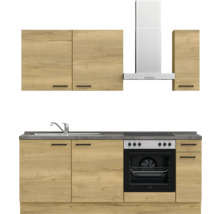 Cuisine complète avec évier, cuisinière, hotte aspirante et armoires au design en bois