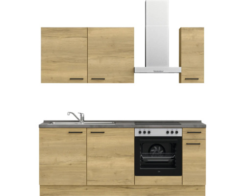 Komplette Küche mit Spüle, Herd, Dunstabzugshaube und Schränken im Holzdesign