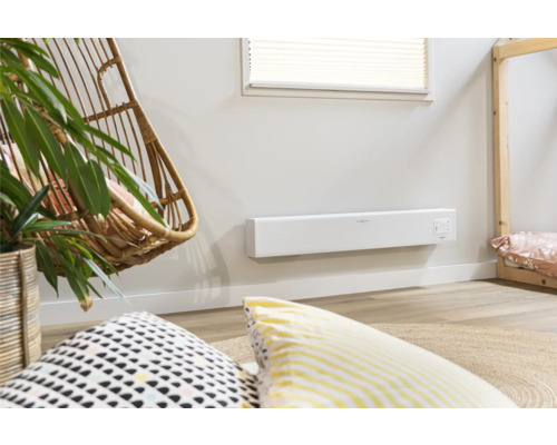 Pièce lumineuse avec chauffage mural, panier suspendu et coussins