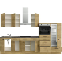 Küchenzeile mit Spüle, Herd, Dunstabzugshaube, Backofen und Kühlschrank