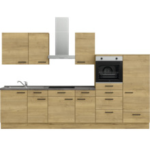 Komplette Küche mit Spüle, Herd, Dunstabzugshaube und Schränken im Holzdesign