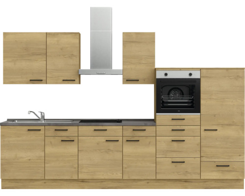 Komplette Küche mit Spüle, Herd, Dunstabzugshaube und Schränken im Holzdesign