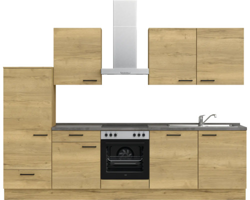 Küchenzeile mit Hängeschränken, Spüle, Herd und Dunstabzugshaube