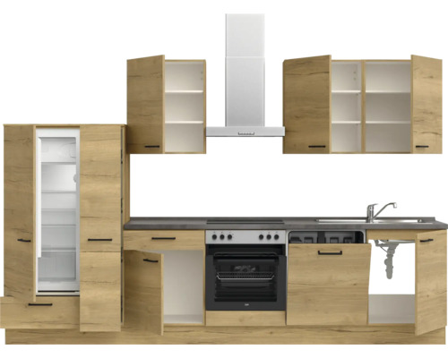 Cuisine complète avec appareils électriques, comprenant un réfrigérateur, une cuisinière, une hotte aspirante et un évier.
