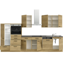 Komplette Küche mit Kühlschrank, Backofen, Dunstabzugshaube, Spülbecken und Schränken