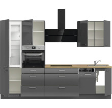 Küchenzeile mit Kühlschrank, Backofen, Dunstabzugshaube und Spüle