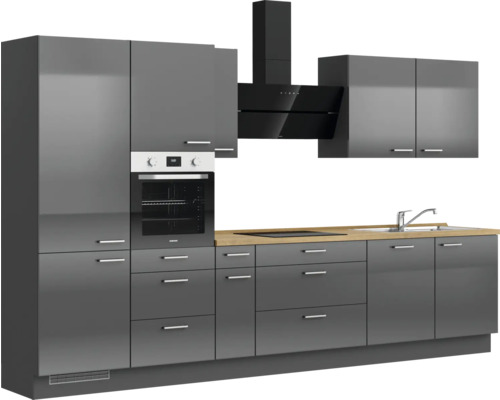 Cuisine grise complète avec appareils électriques, hotte aspirante, évier et plan de travail en bois