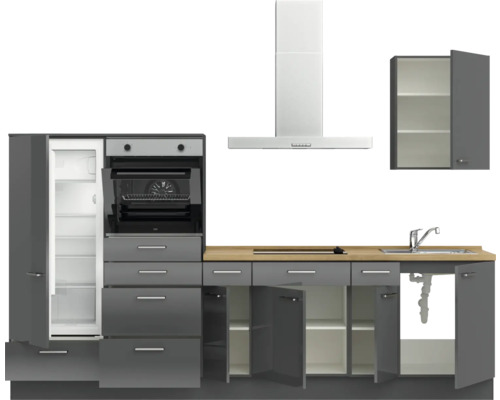 Komplette graue Küche mit Kühlschrank, Backofen, Dunstabzugshaube, Spüle und Hängeschrank.