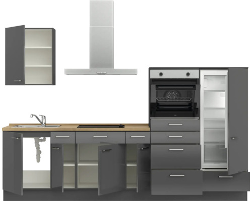 Graue Küchenzeile mit Spüle, Herd, Dunstabzugshaube, Ofen und Kühlschrank