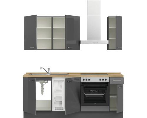 Einbauküche mit Spüle, Kühlschrank, Herd, Backofen, Dunstabzugshaube und Hängeschränken