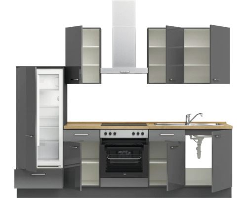 Graue Einbauküche mit Kühlschrank, Backofen, Herd, Dunstabzugshaube und Spüle.