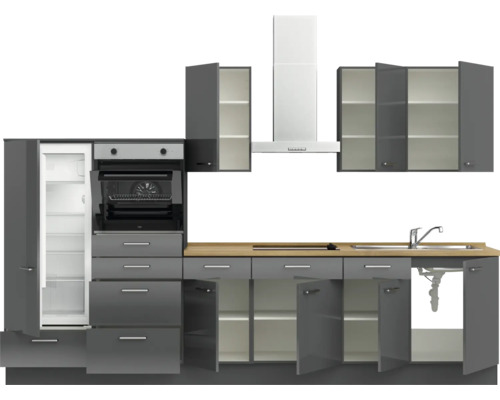 Komplette Küche mit Spüle, Kühlschrank, Herd, Dunstabzugshaube und Schränken