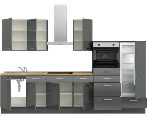 Komplette graue Küche mit Spüle, Herd, Backofen, Dunstabzugshaube, Kühlschrank und Schränken