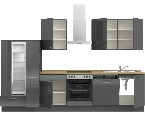 Komplette Küche mit Hängeschränken, Spüle, Herd, Backofen, Geschirrspüler, Kühlschrank und Dunstabzugshaube.
