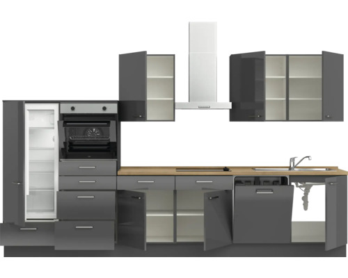 Komplette Küchenzeile mit Einbaugeräten wie Kühlschrank, Backofen, Dunstabzugshaube und Spülmaschine.