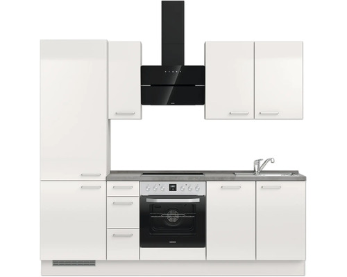 Küchenzeile mit Hängeschränken, Dunstabzugshaube und Herd