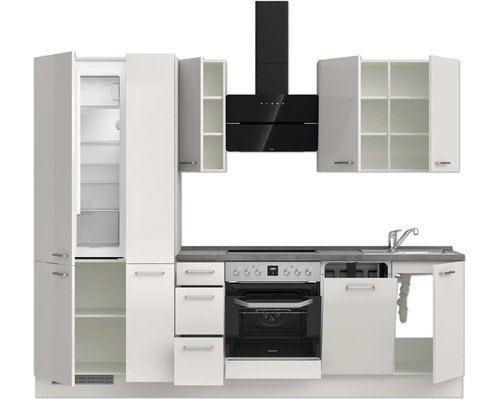 Komplette Küchenzeile mit Kühlschrank, Kochfeld, Backofen und Dunstabzugshaube.