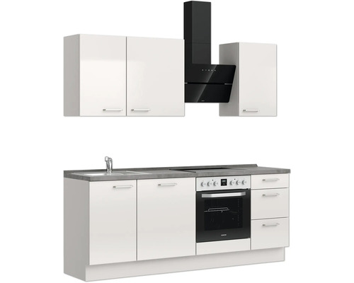 Cuisine complète avec éléments hauts et bas, évier, cuisinière et hotte aspirante.