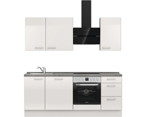 Cuisine avec évier, cuisinière, four, hotte et armoires