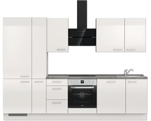 Cuisine complète avec évier, cuisinière, hotte et armoires blanches