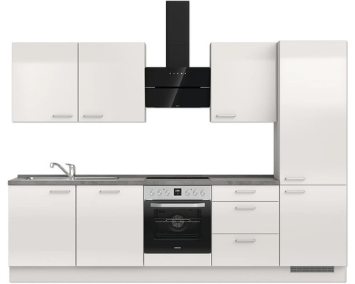 Cuisine complète avec évier, four, plaque de cuisson, hotte et armoires