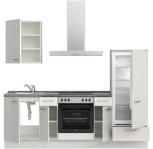 Cuisine équipée avec évier, cuisinière, four, hotte aspirante, réfrigérateur et éléments hauts.