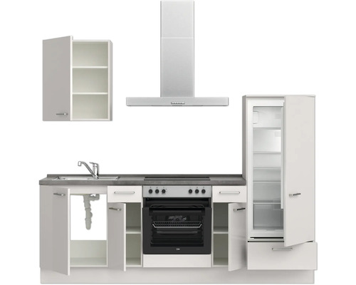 Küchenzeile mit Spüle, Herd, Backofen, Dunstabzugshaube, Kühlschrank und Hängeschrank.