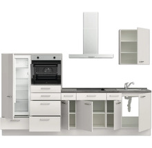 Küchenzeile mit Kühlschrank, Backofen, Dunstabzugshaube und Spüle