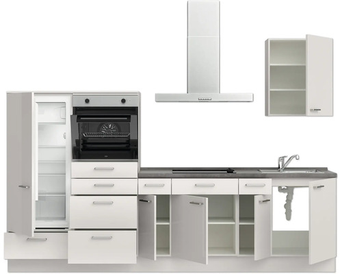 Küchenzeile mit Kühlschrank, Backofen, Dunstabzugshaube und Spüle